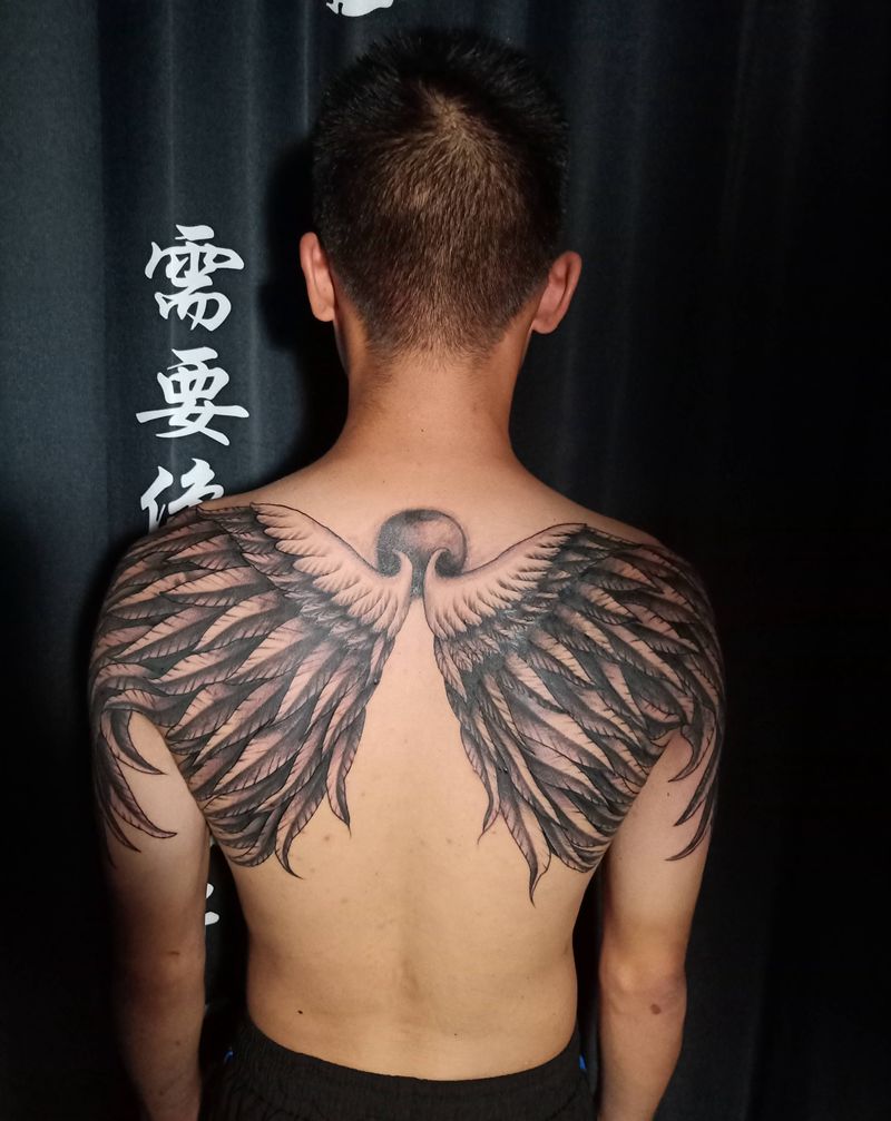 翅膀纹身图片_背部纹身图案