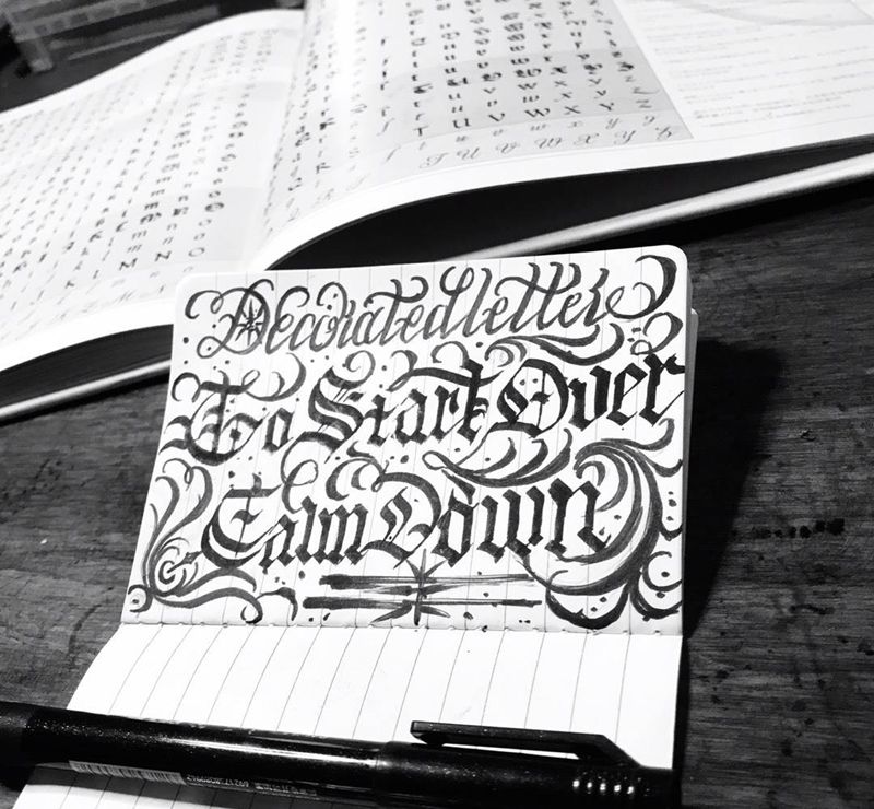 字骨必须扎牢纹身图片_花体字纹身图案