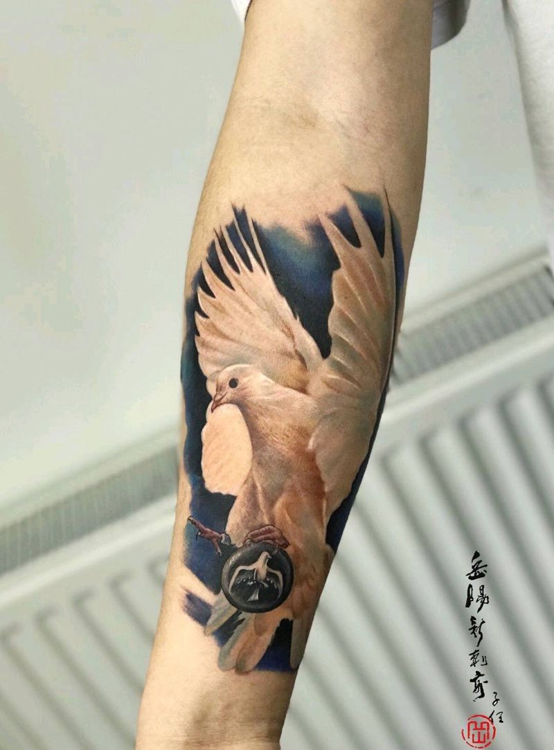 鸽子纹身图片_手臂彩色写实纹身图案