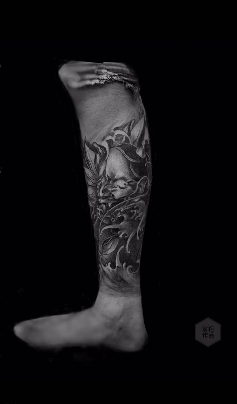 进行中纹身图片_腿部脚部传统写实鬼神人物植物图腾纹身图案