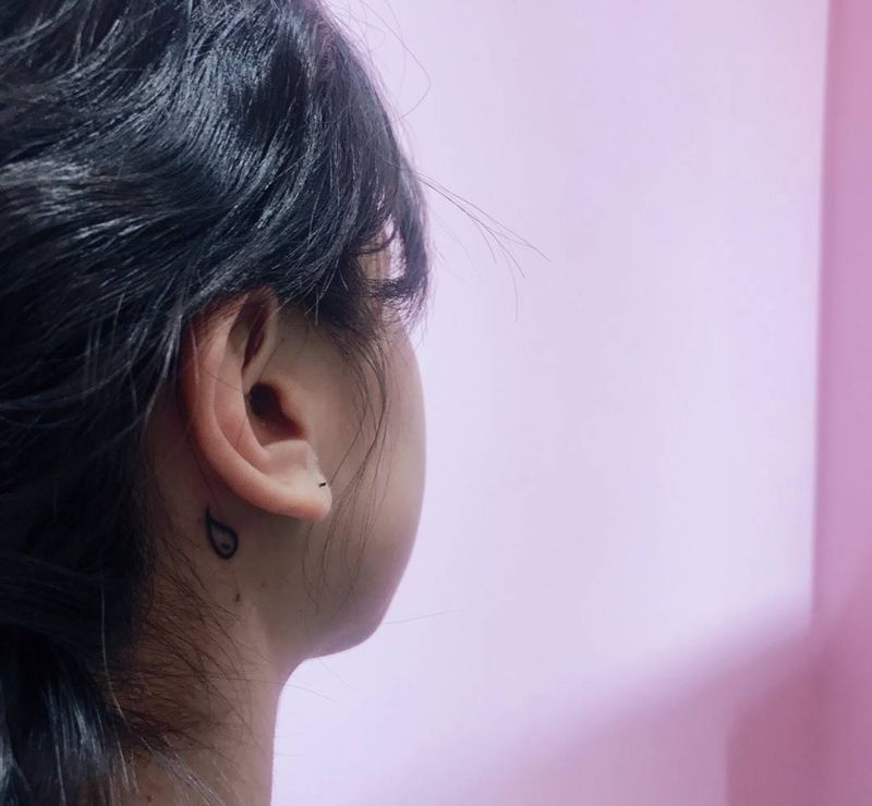 水滴纹身图片_颈部小清新纹身图案