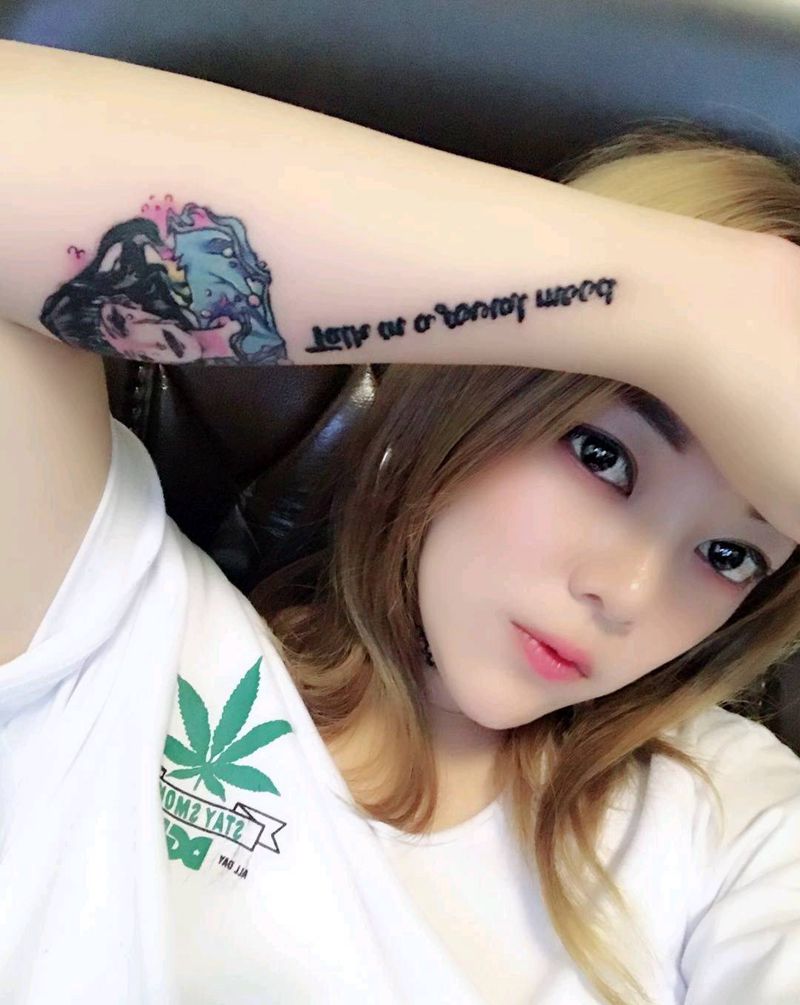 流泪的女孩加英文纹身图片