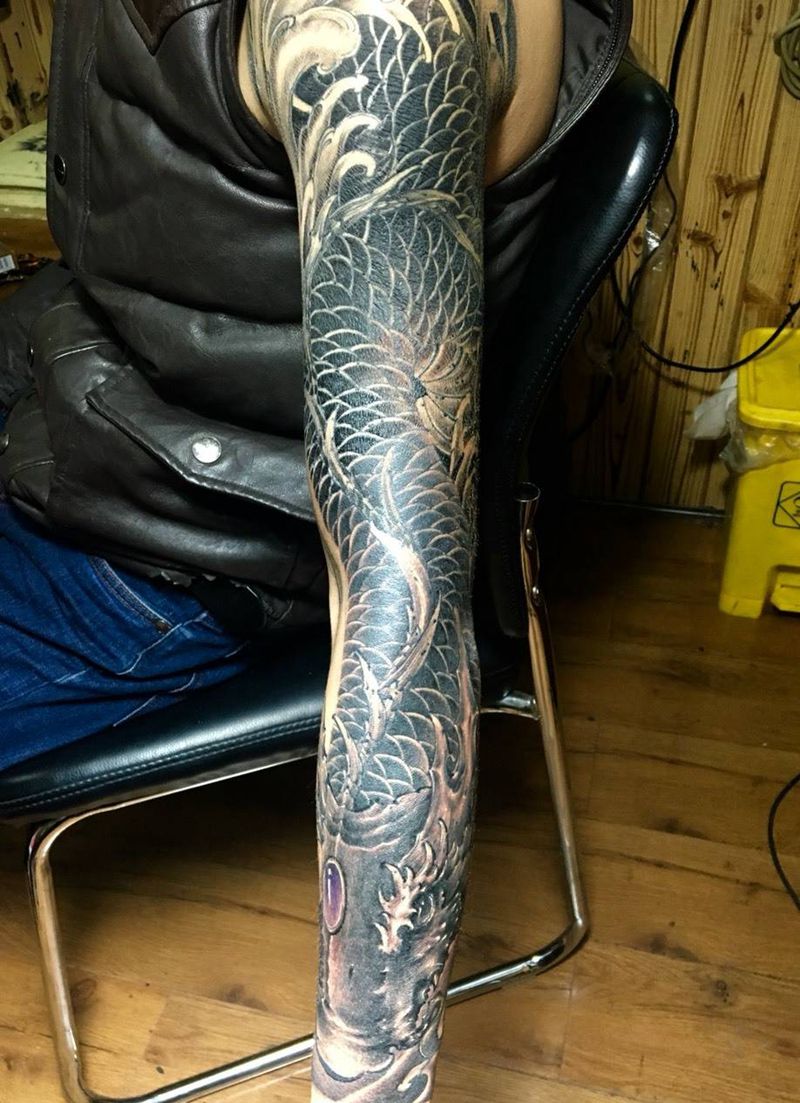 龙鱼臂进行中。。。纹身图片