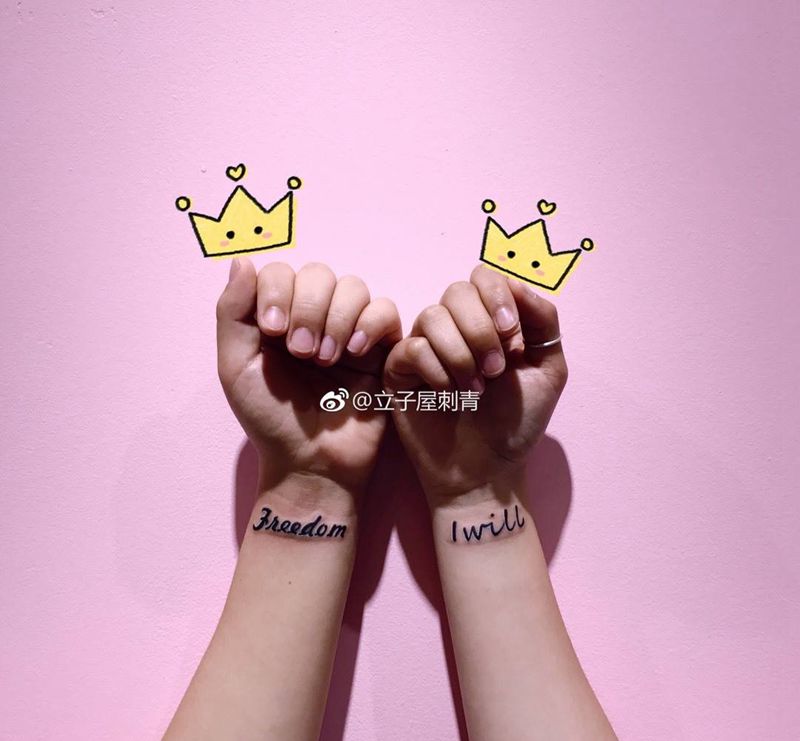 闺蜜图纹身图片_手臂花体字纹身图案