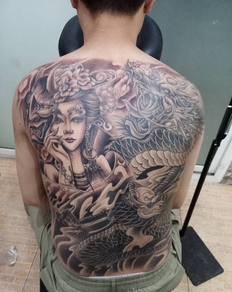 护花使者完成纹身图片_背部新传统纹身图案