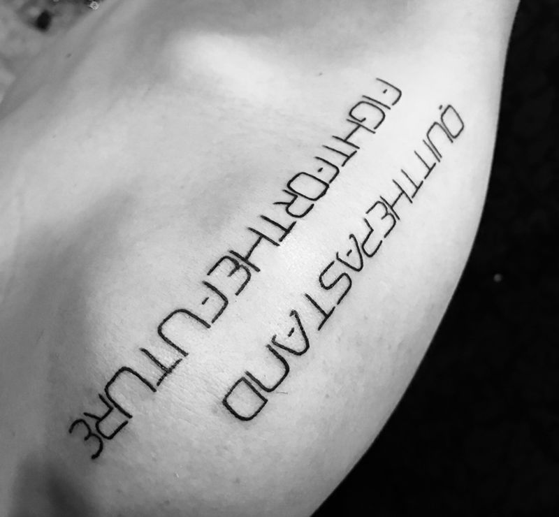 English纹身图片_成品肩部清新字符纹身图案