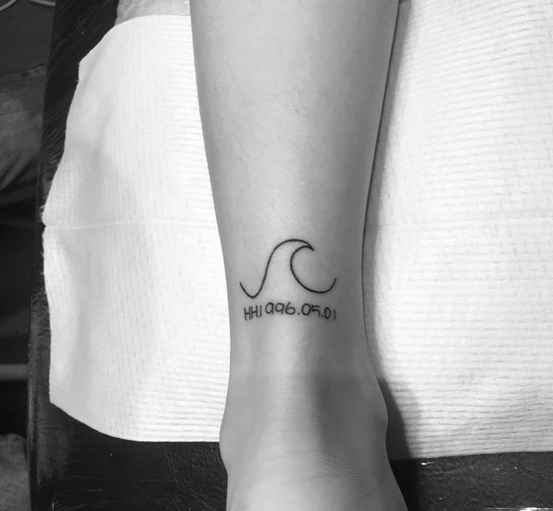 简笔海浪纹身图片_腿部纹身图案