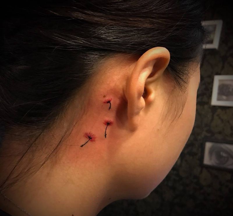 红色蒲公英纹身图片_成品颈部植物清新纹身图案