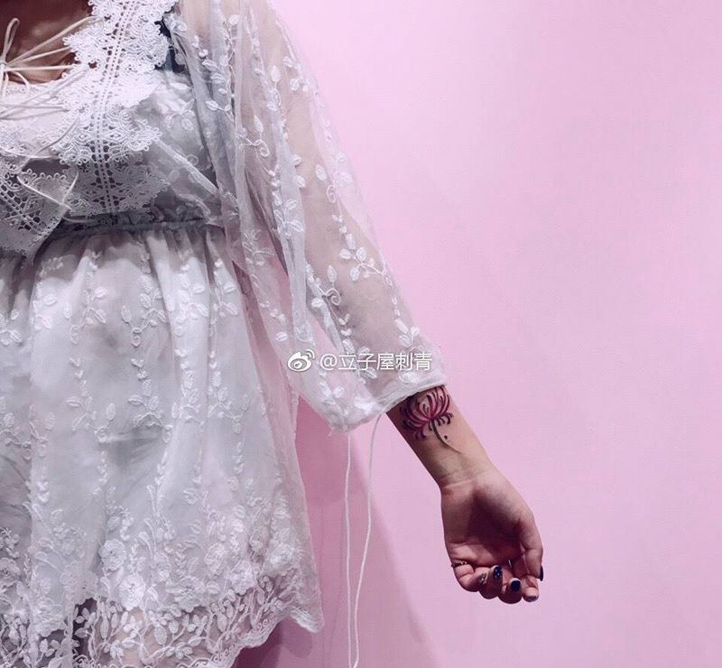 彼岸花纹身图片_手臂老传统纹身图案