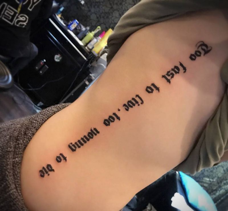 哥特字体纹身图片_成品腰部欧美清新字符静物纹身图案