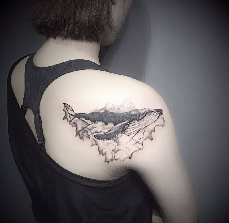 云中鲸纹身图片_背部纹身图案