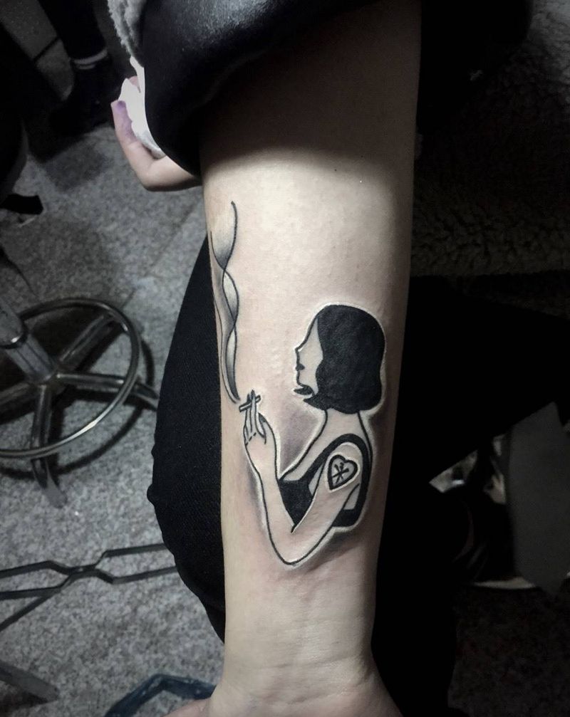 抽烟的短发女人纹身图片