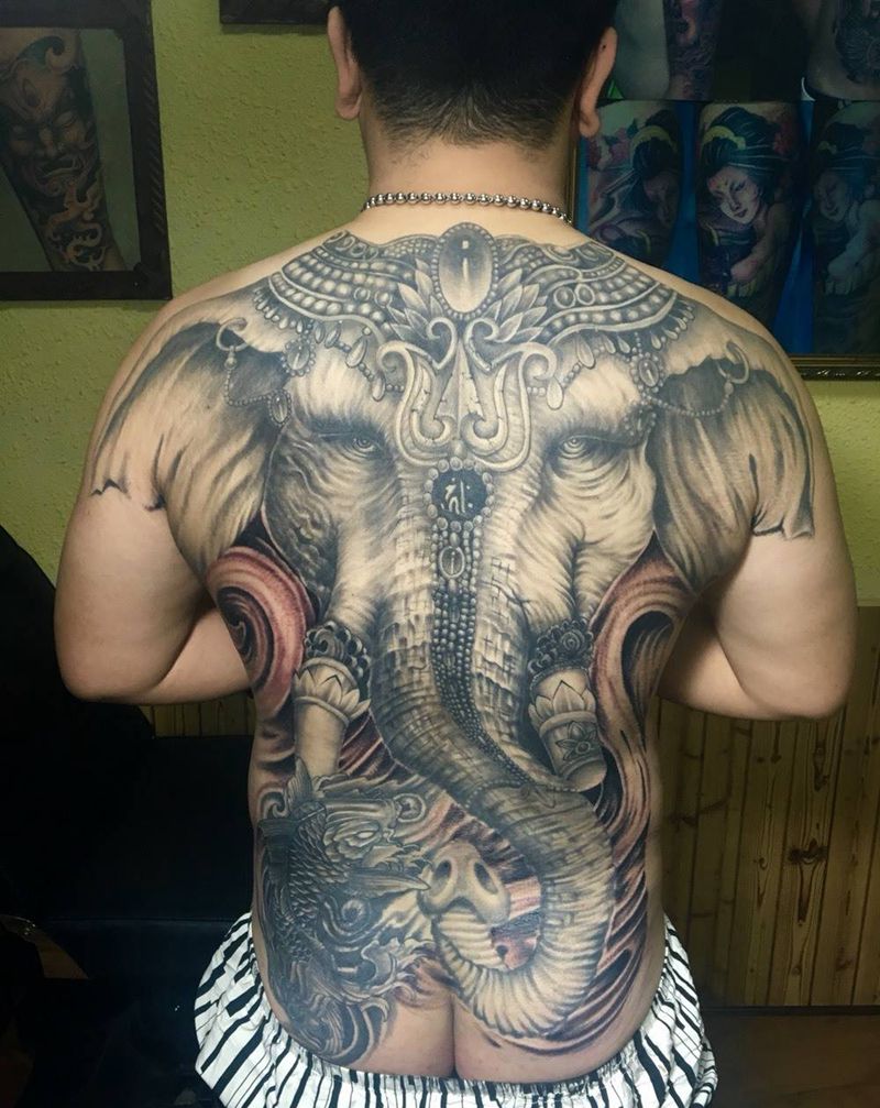 满背象神纹身图片