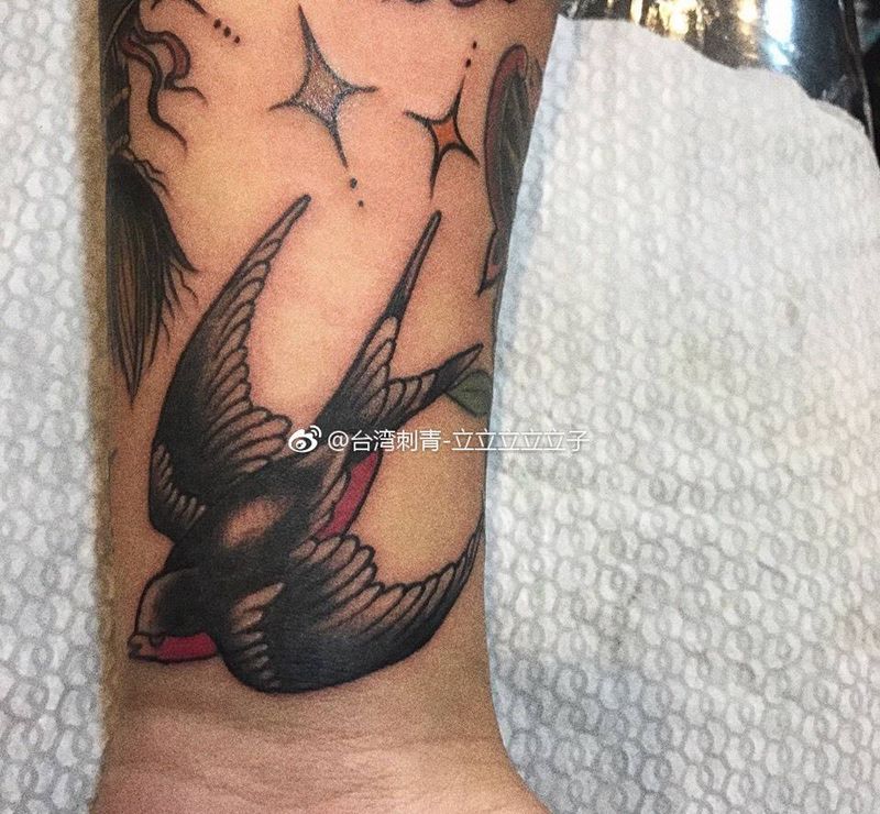 Old school 燕子纹身图片_成品手臂欧美动物纹身图案
