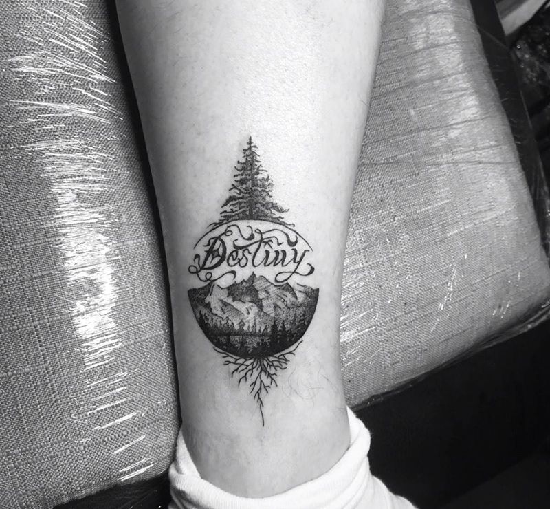 命运的大树扎在脚下纹身图片_腿部花体字点刺纹身图案