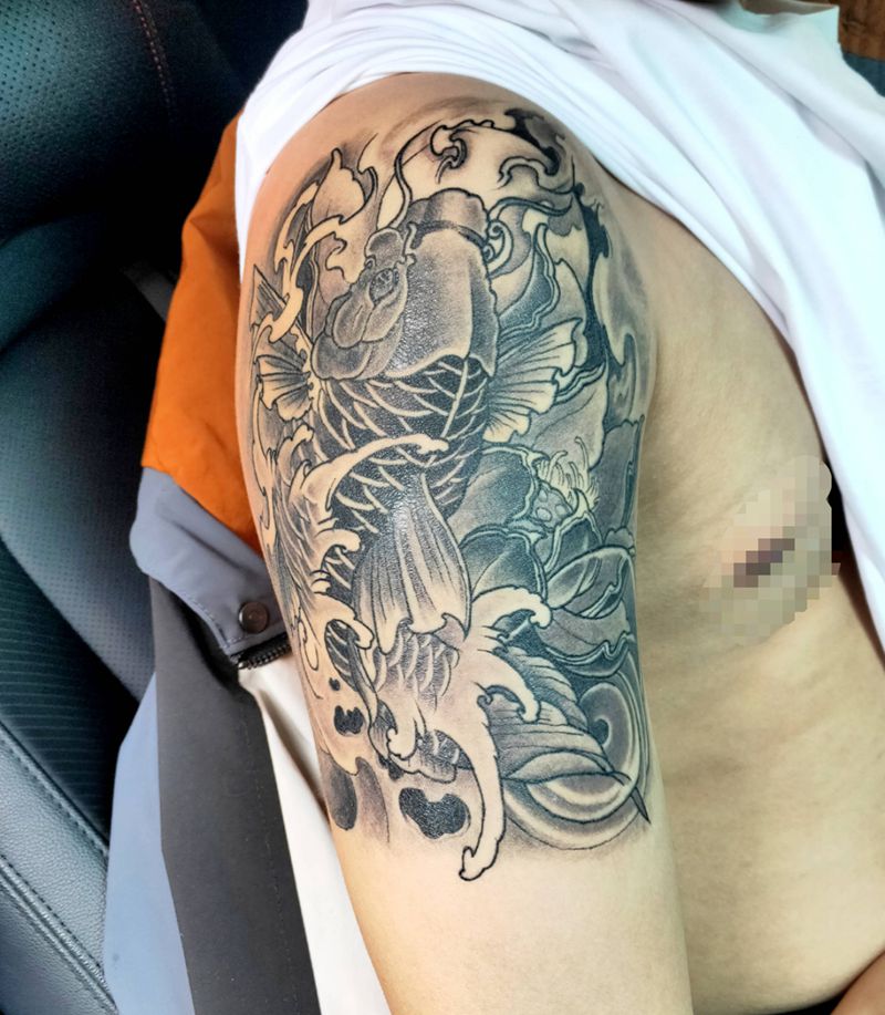 传统鲤鱼纹身图片_手臂老传统纹身图案