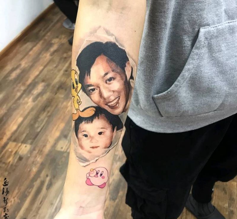 父女纹身图片_手臂彩色写实老照片纹身图案