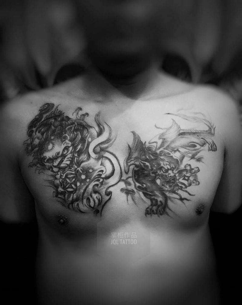 花胸进行中纹身图片_胸部欧美写实传统鬼神动物纹身图案