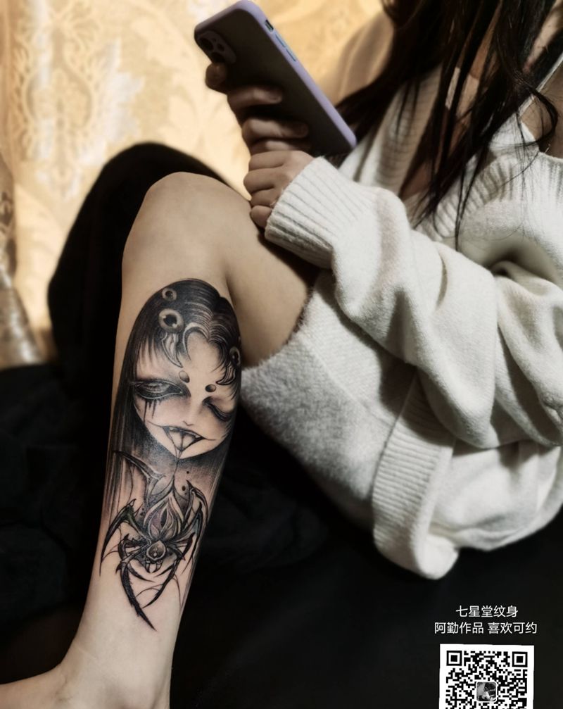 少女与蜘蛛纹身图片_腿部欧美写实纹身图案