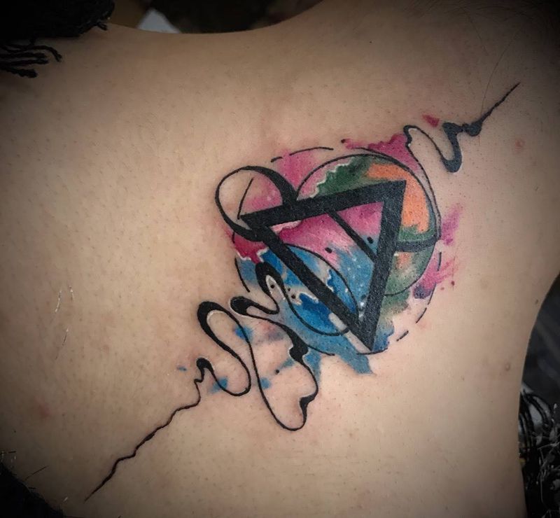 水彩三角形纹身图片_成品颈部背部传统几何静物纹身图案