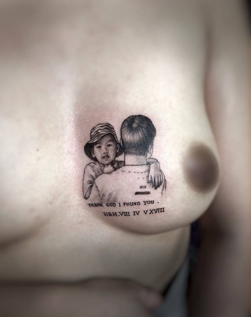 简笔肖像（有爱的妈妈把儿子和老公纹在离心最近的地方）纹身图片_成品胸部肖像人物纹身图案