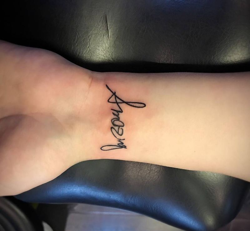 手腕英文纹身图片_成品手部手臂传统清新字符静物原创纹身图案