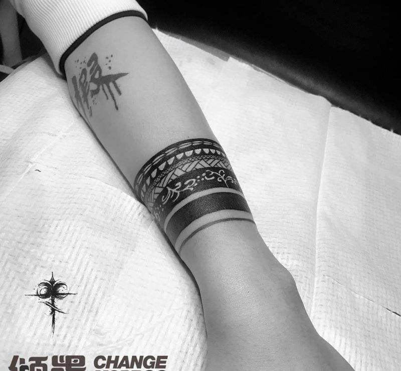 臂环纹身图片
