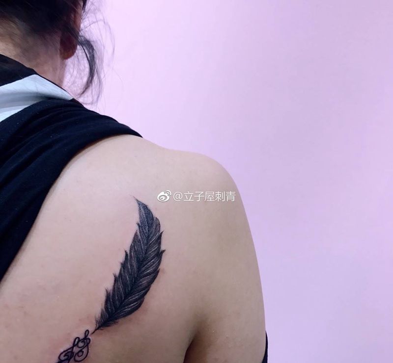 羽毛纹身图片_背部纹身图案