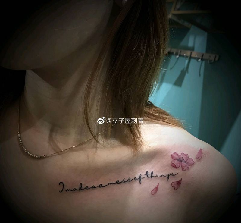锁骨英文纹身图片_颈部花体字纹身图案