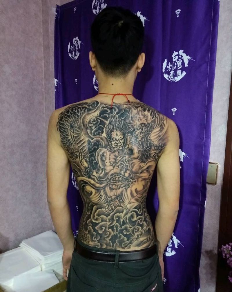 福闵文画纹身图片_背部纹身图案