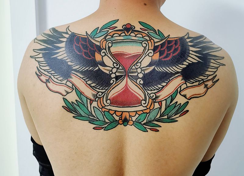 Old School漏斗翅膀纹身图片_背部Old School纹身图案