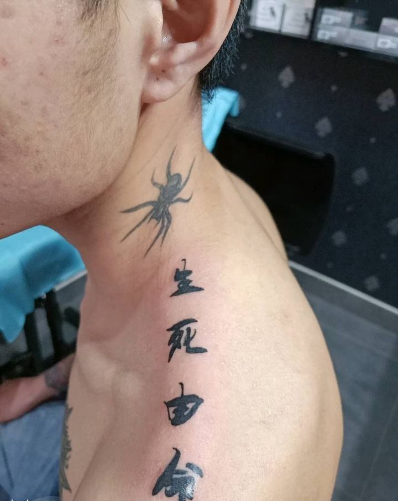 文字纹身图片_肩部纹身图案