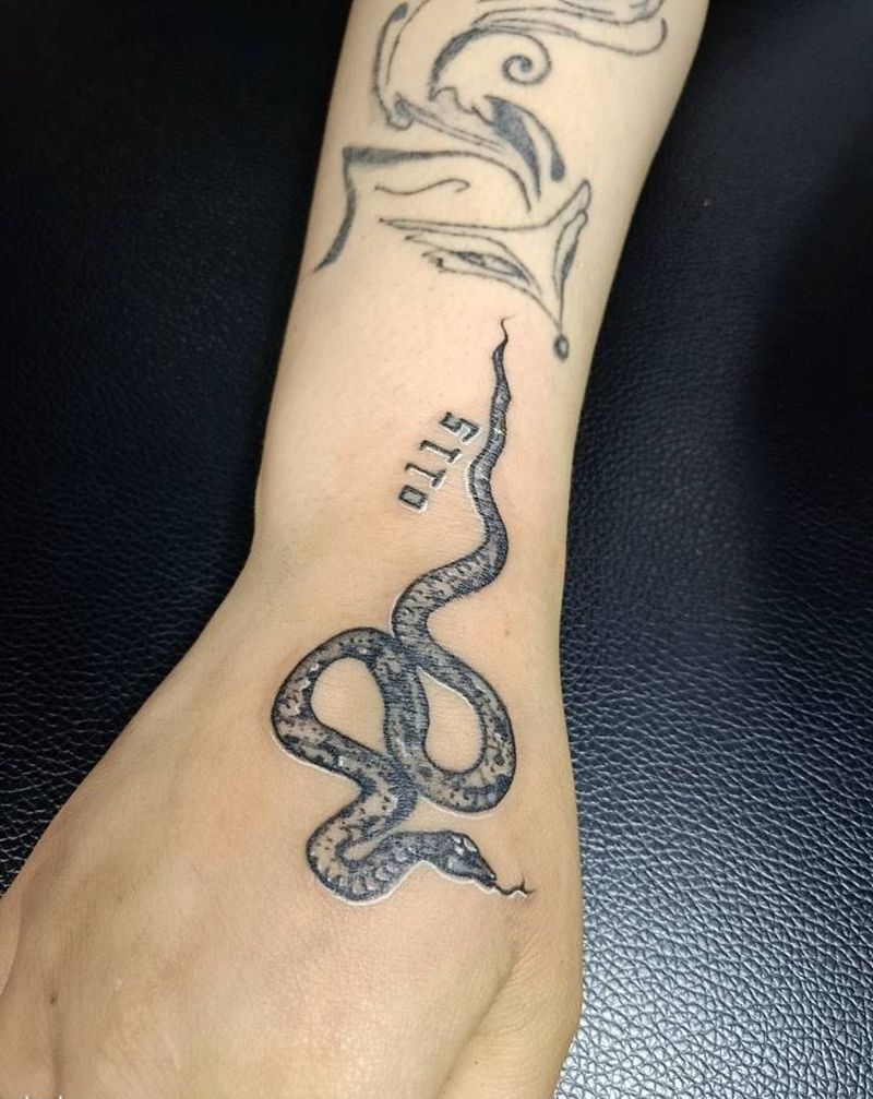 小蛇修改纹身图片_手部纹身图案