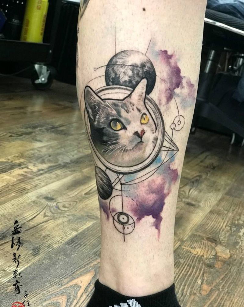 喵星人纹身图片_腿部彩色写实猫纹身图案