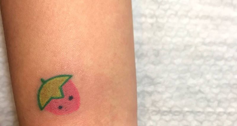 草莓爱心纹身图片_成品手部清新静物纹身图案
