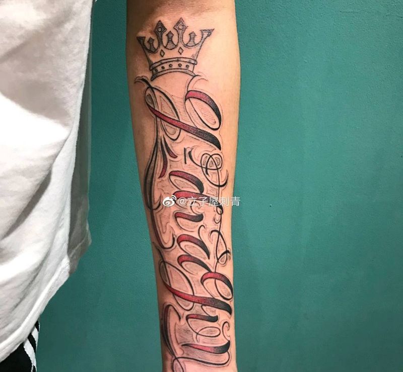 GD粉纹身图片_手臂花体字纹身图案