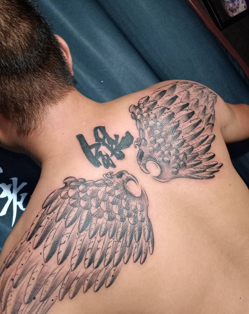 翅膀纹身图片_背部纹身图案