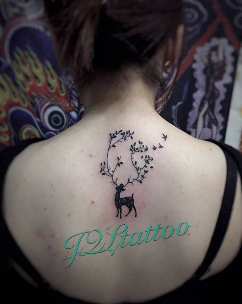 鹿纹身图片_成品颈部清新动物纹身图案