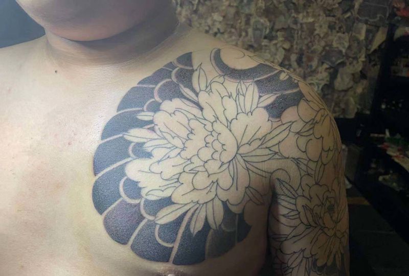 日式纹身图片_肩部胸部老传统纹身图案