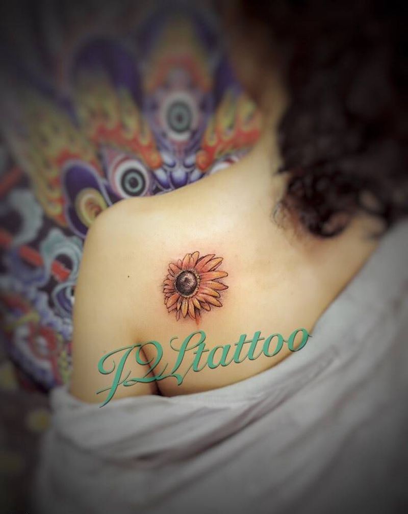 小清新纹身图片_肩部写实静物纹身图案