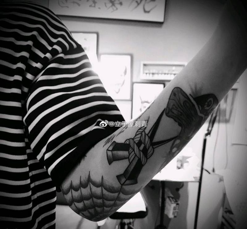 钉子纹身图片_手臂Old School纹身图案