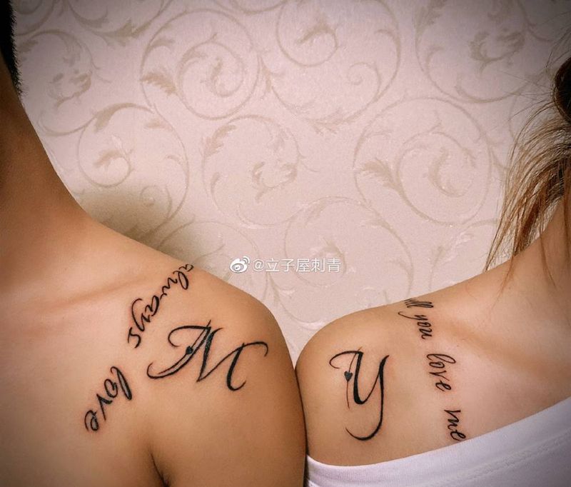 情侣纹身纹身图片_肩部花体字纹身图案