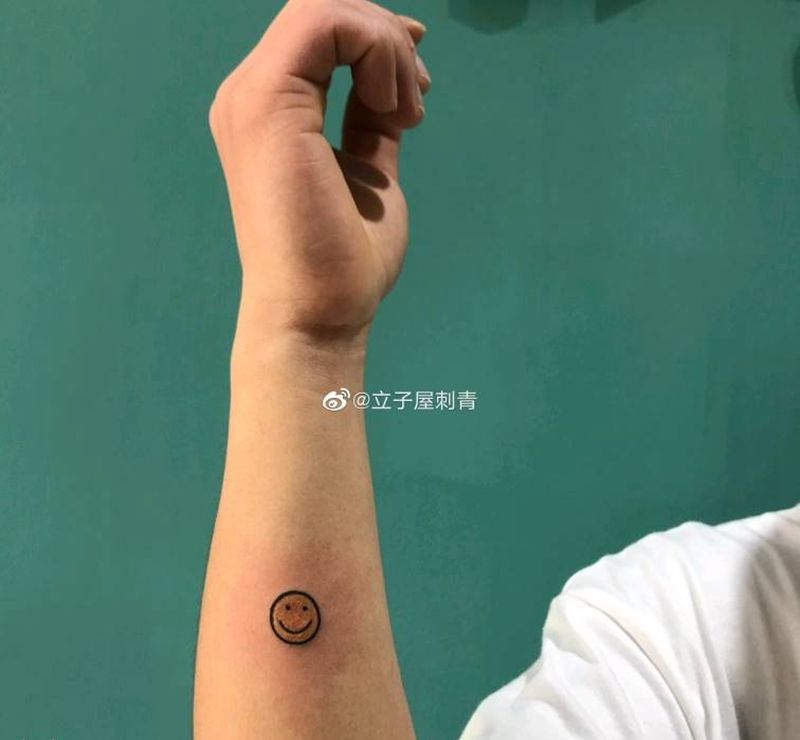 笑脸纹身图片_手臂纹身图案
