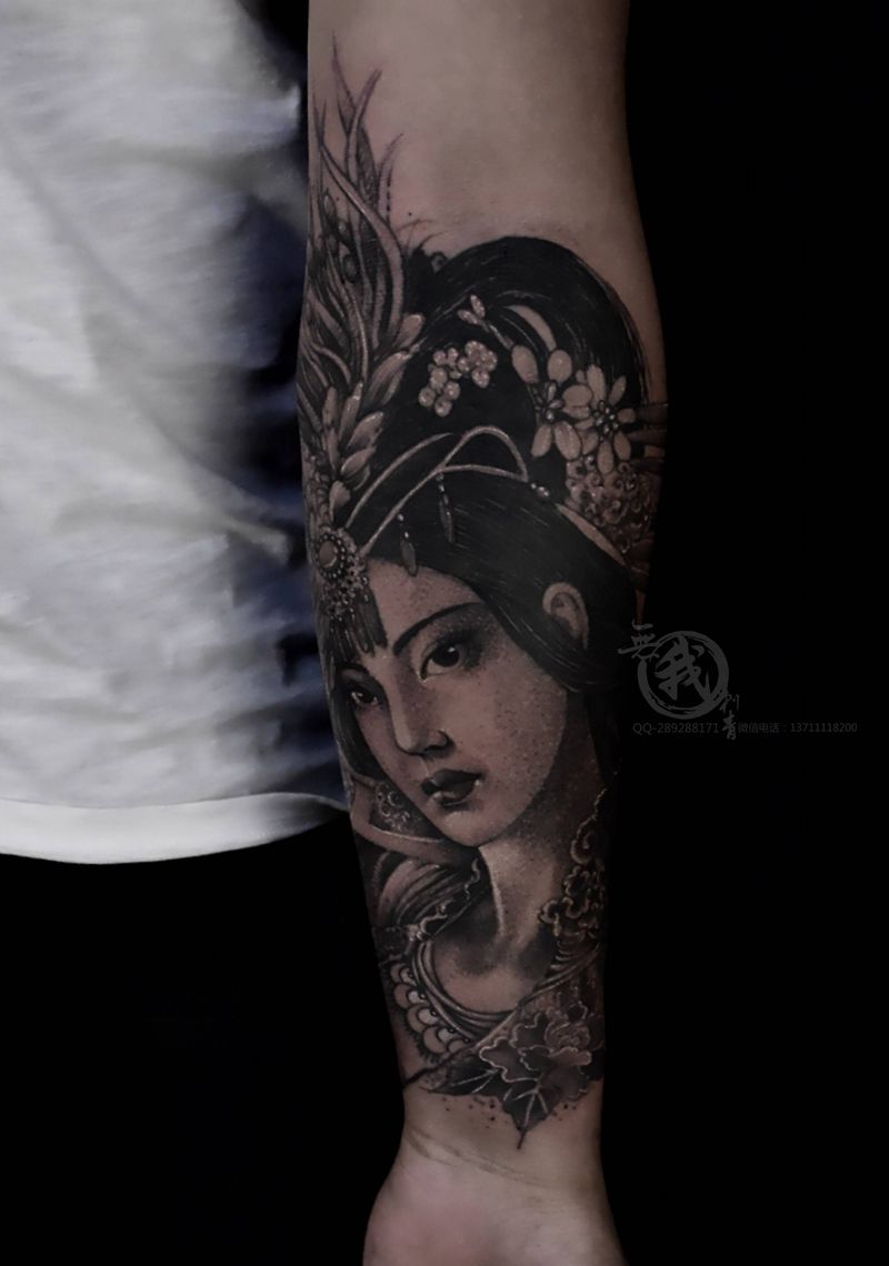 古装美女纹身图片_手部手臂新传统黑灰纹身图案