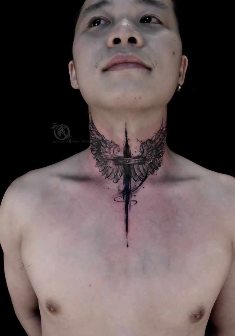 翅膀纹身图片_颈部纹身图案