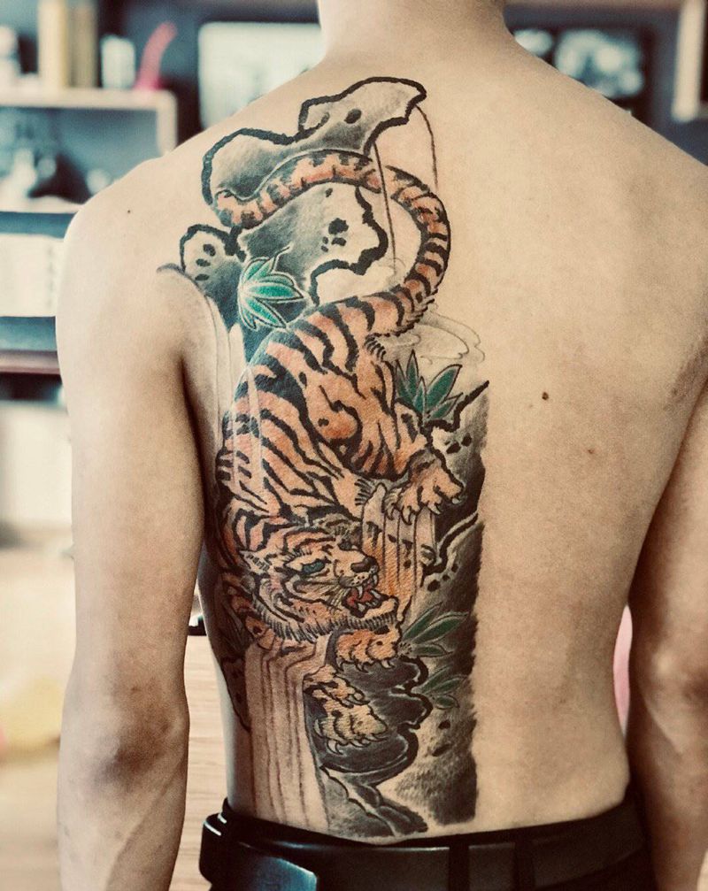 湘西瞳画纹身图片_背部纹身图案