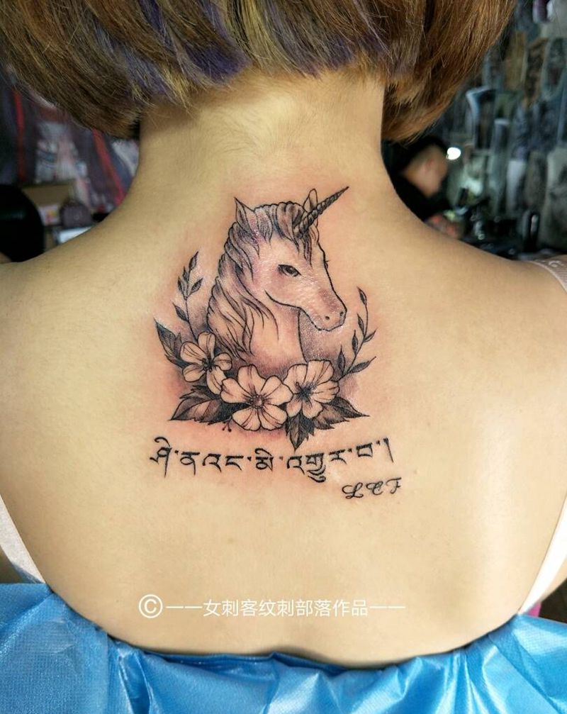 独角兽纹身图片_背部欧美清新纹身图案
