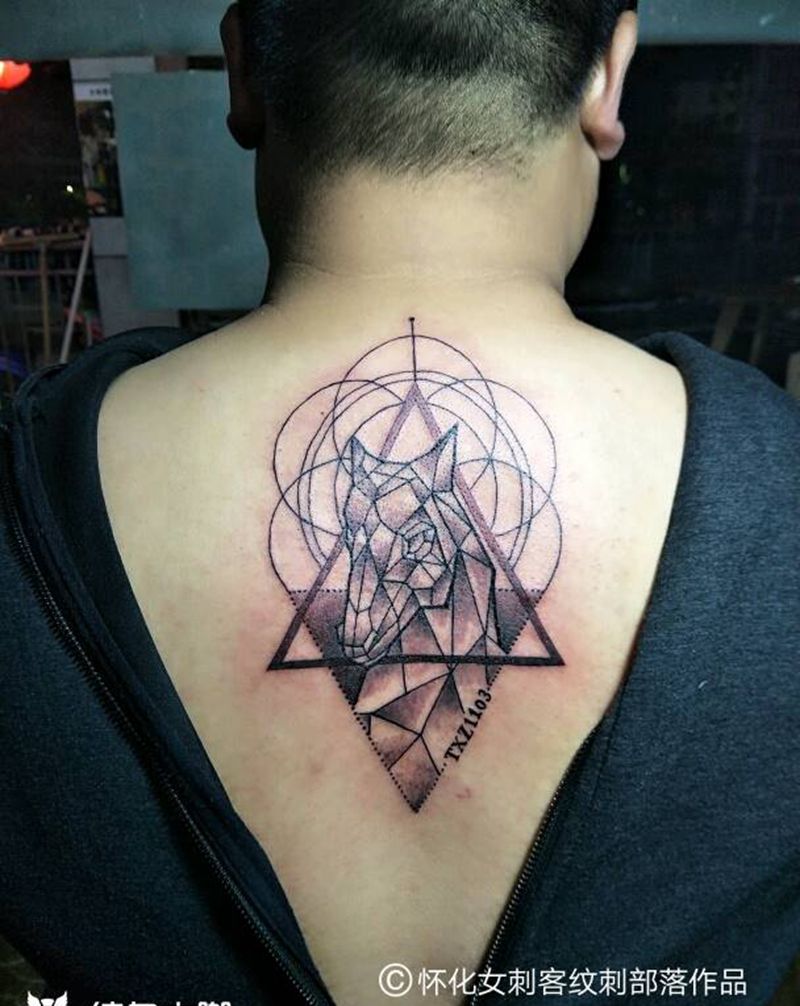 几何马纹身图片