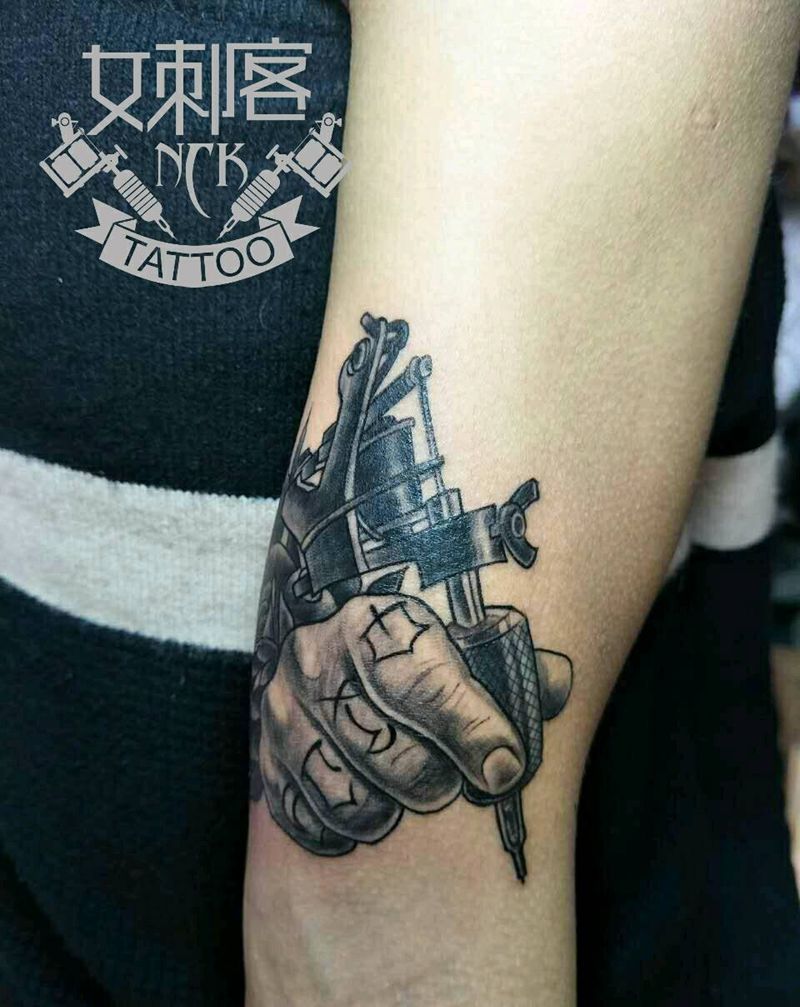 身份的象征纹身图片_手臂欧美成品纹身图案