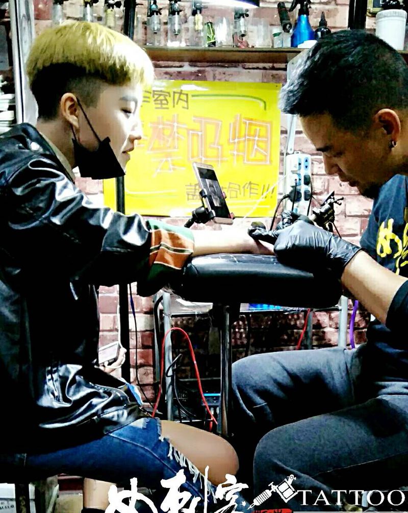 玫瑰纹身图片_手部欧美植物纹身图案